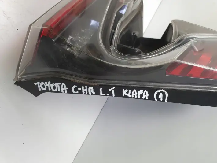 Toyota CHR C-HR TYLNIA TYLNA LAMPA LEWA lewy tył w klape 81590-F4021-00