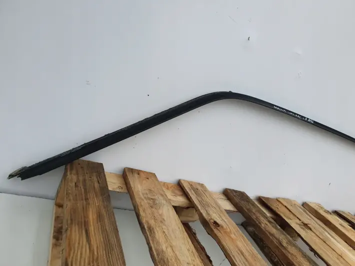 Mercedes W126 C126 SEC LISTWA SZYBY LEWA PRZEDNIA