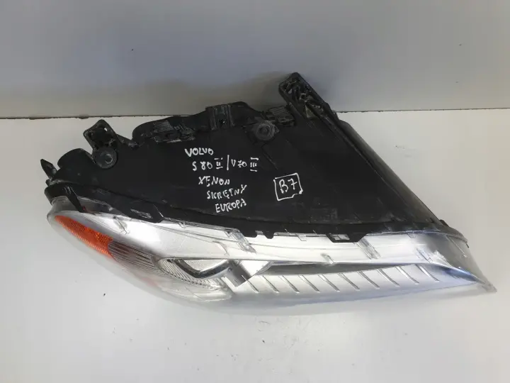 Volvo V70 III XC70 PRZEDNIA LAMPA PRAWA PRAWY PRZÓD XENON SKRĘTNY 31383541