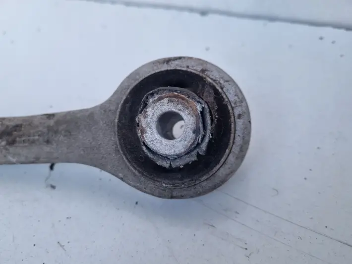 Audi A4 B5 Passat B5 PRZEDNI LEWY GÓRNY WAHACZ przód