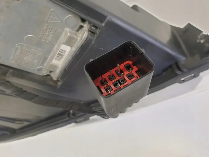 Volvo XC60 PRZEDNIA LAMPA LEWA BI XENON SKRĘTNY