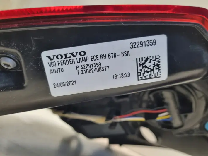 Volvo V60 II KOMBI 18-23r TYLNIA TYLNA LAMPA PRAWA prawy tył 32291359