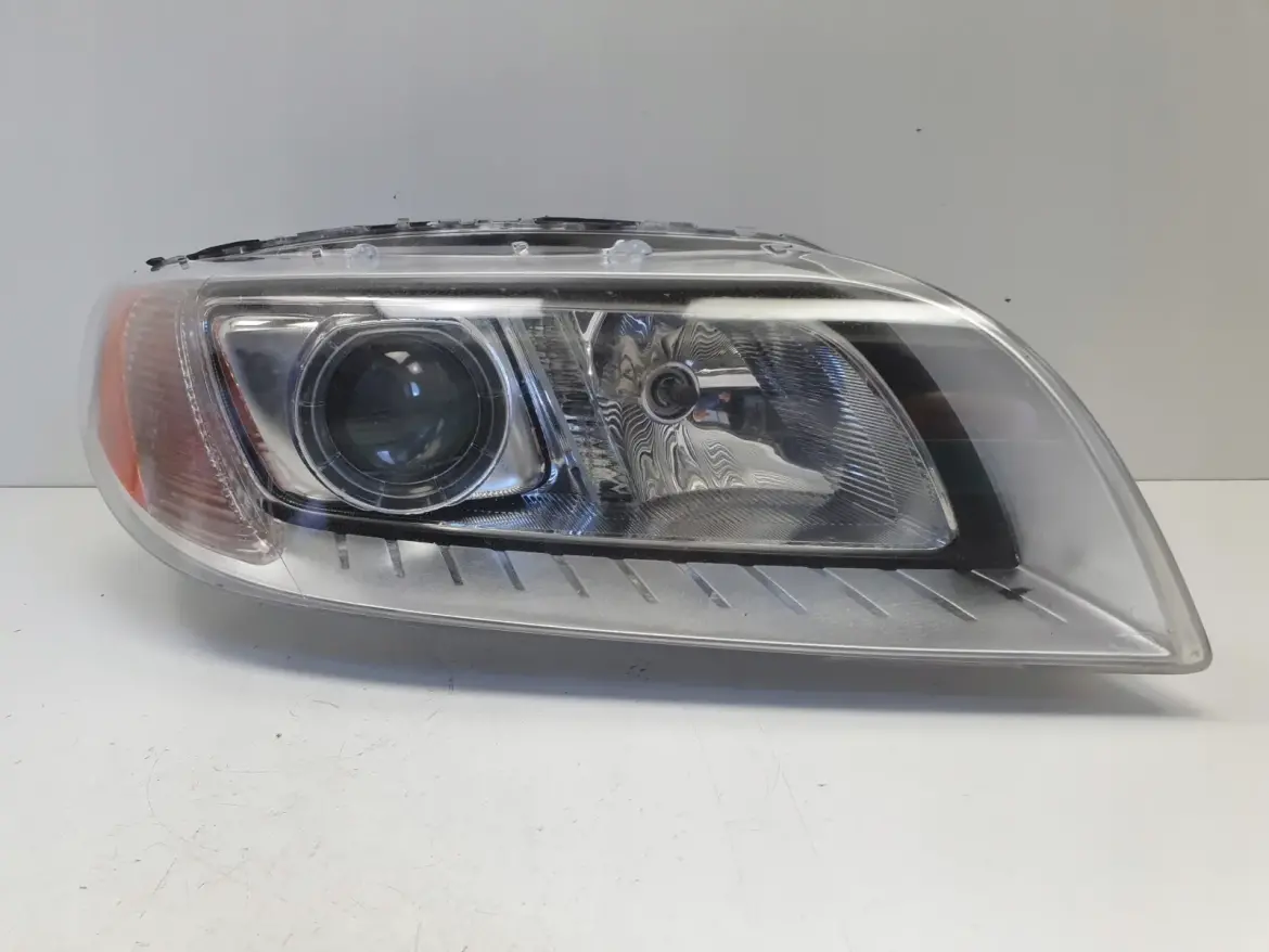 Volvo V70 III XC70 PRZEDNIA LAMPA PRAWA PRAWY PRZÓD XENON SKRĘTNY 31383541