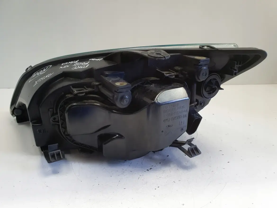 Ford Focus mk2 02-06 PRZEDNIA LAMPA PRAWA prawy przód anglik