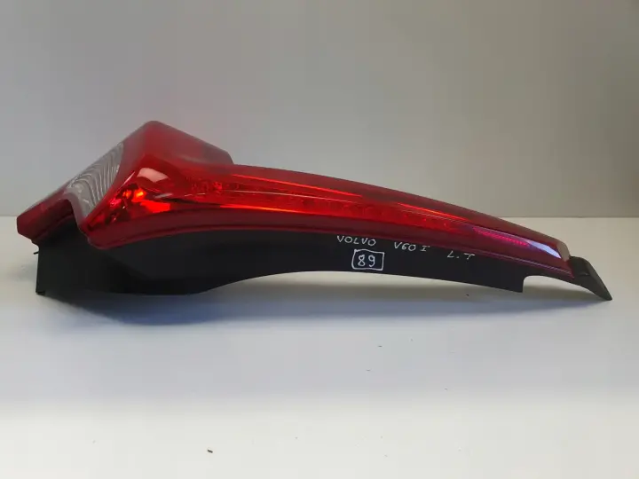 Volvo V60 I 10-18r TYLNIA TYLNA LAMPA LEWA lewy tył 31214963