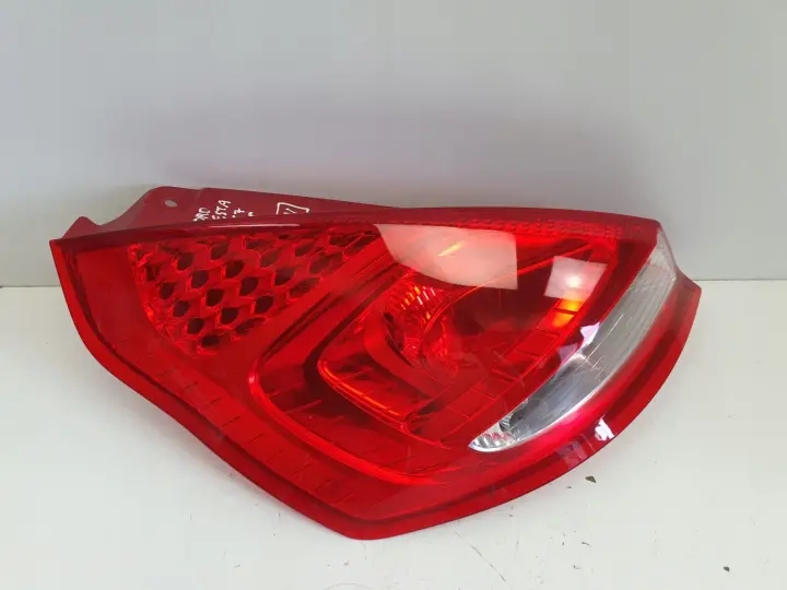 Ford Fiesta VII MK7 08-12r TYLNIA LAMPA LEWA LEWY TYŁ kierowcy 8A61-13405-A