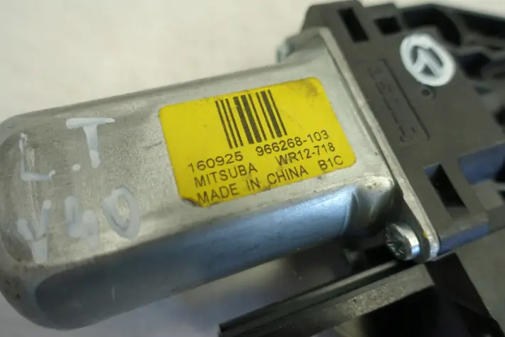 Volvo V40 II SILNICZEK PRZEDNIEJ SZYBY lewy przód