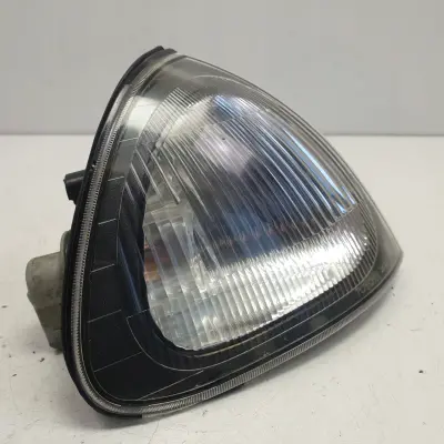 Toyota Avensis T22 PRZEDNI KIERUNKOWKSAZ PRAWY