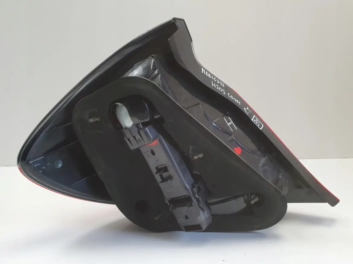 Mercedes W203 Coupe CL203 00-08r TYLNIA LAMPA PRAWA PRAWY TYŁ 15163100