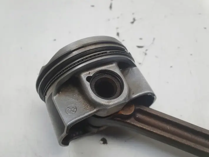 Nissan Juke I F15 lift 1.2 DiG-T TŁOK KORBOWÓD