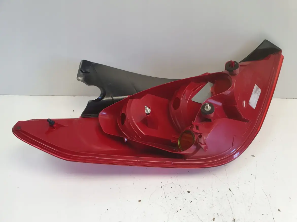 Peugeot 308 HB 07-11r TYLNA LAMPA PRAWA prawy tył pasażera