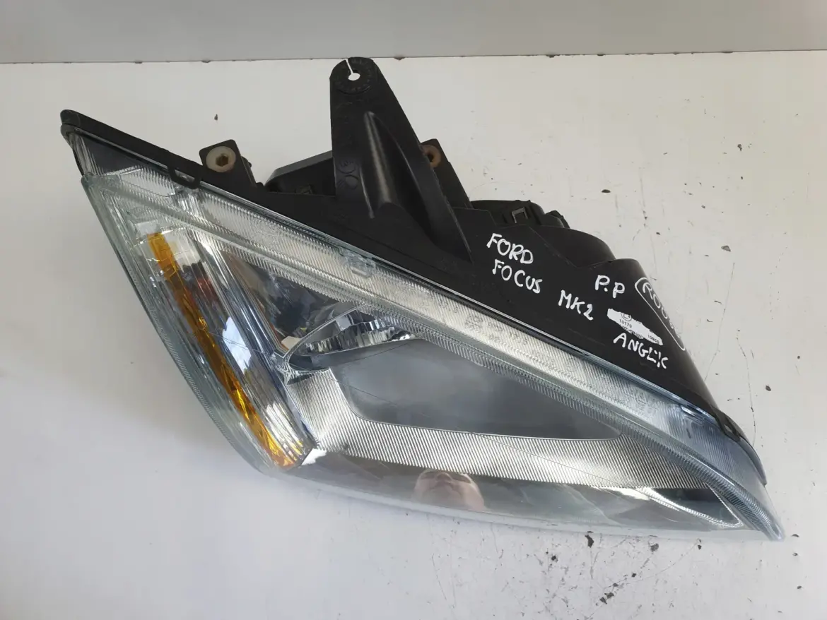 Ford Focus mk2 02-06 PRZEDNIA LAMPA PRAWA prawy przód anglik