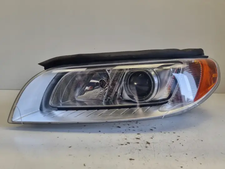 Volvo V70 III XC70 PRZEDNIA LAMPA LEWA LEWY PRZÓD XENON SKRĘTNY 31283915