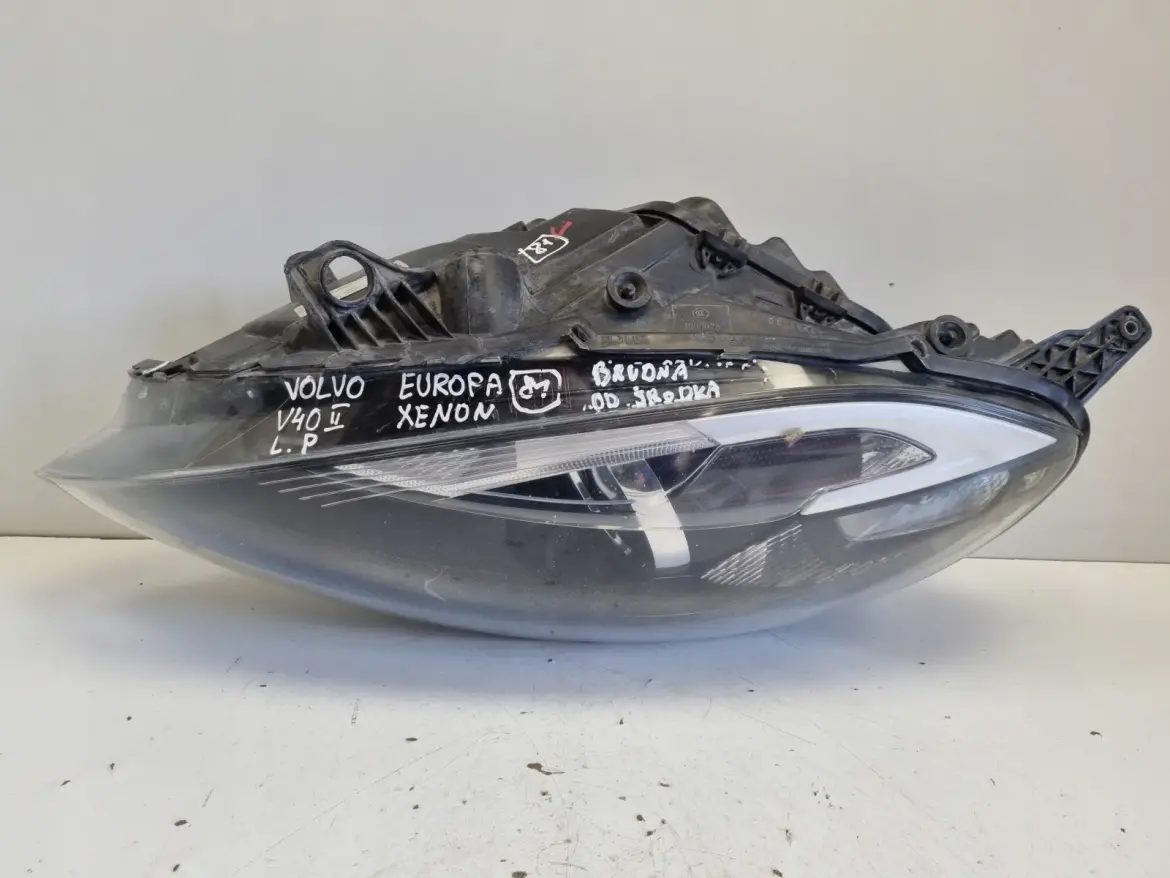 Volvo V40 II PRZEDNIA LAMPA LEWA lewy przód XENON EUROPA 31283332