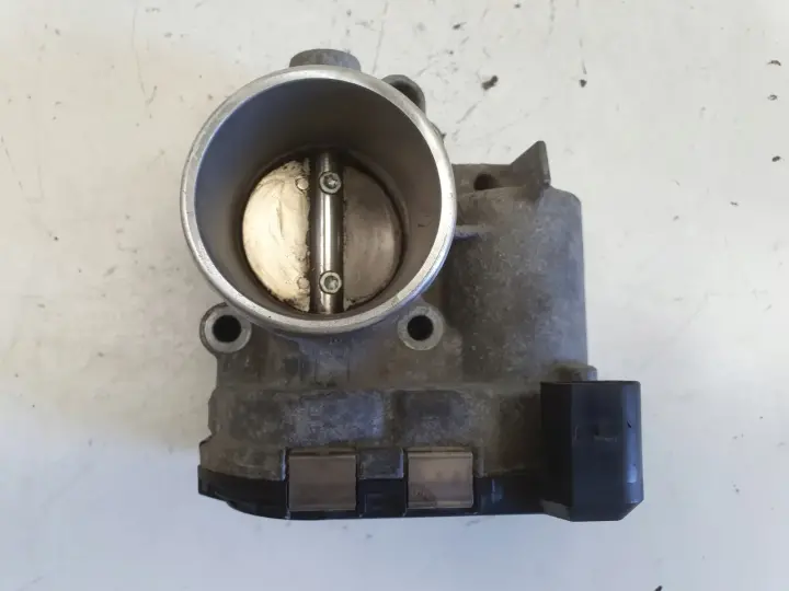 Ford Fiesta MK7 1.25 PRZEPUSTNICA 8A6G-9F991-AB