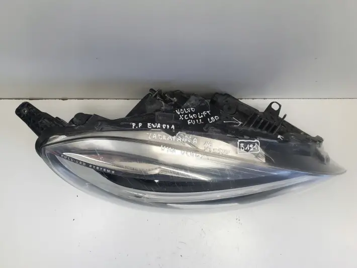 Volvo V40 II XC40 LIFT PRZEDNIA LAMPA PRAWA prawy przód LED 31420448