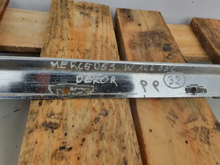 Mercedes W126 C126 SEC LISTWA SZYBY PRAWA PRZEDNIA