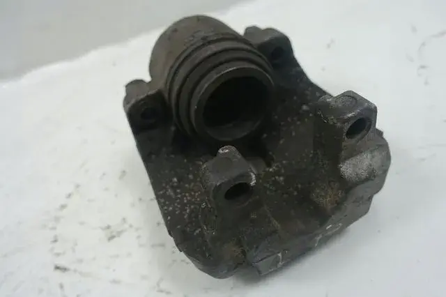 BMW F10 F11 2.0 D PRZEDNI ZACISK HAMULCOWY lewy