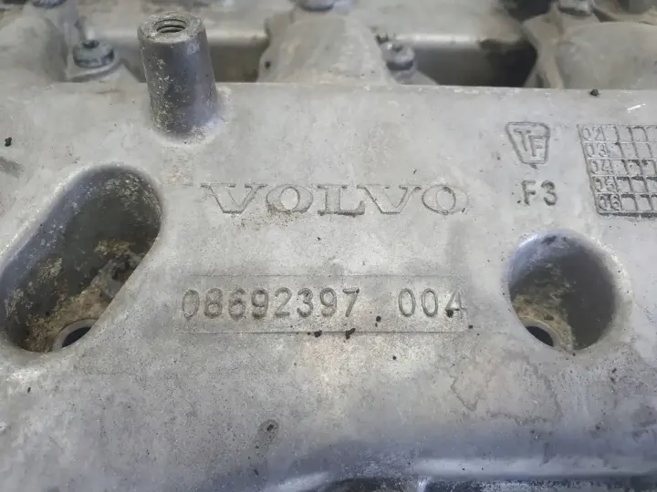 Volvo S60 V70 2.4 D5 POKRYWA ZAWORÓW 08692397