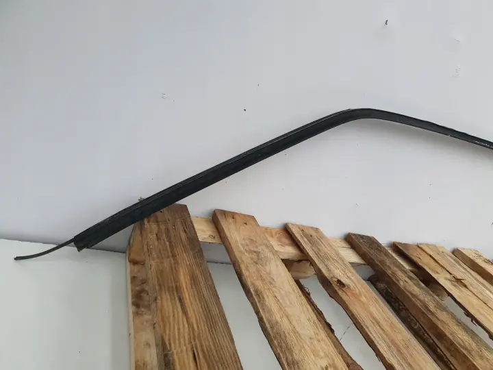 Mercedes W126 C126 SEC LISTWA SZYBY PRAWA PRZEDNIA