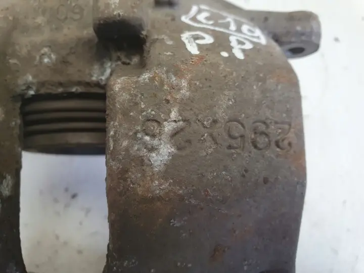 Mercedes W204 PRZEDNI ZACISK HAMULCOWY prawy przód PASAŻERA 295x28