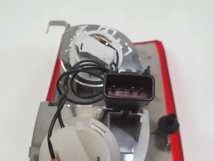 Opel Insignia A kombi TYLNIA TYLNA LAMPA PRAWA prawy tył w klape 13226855