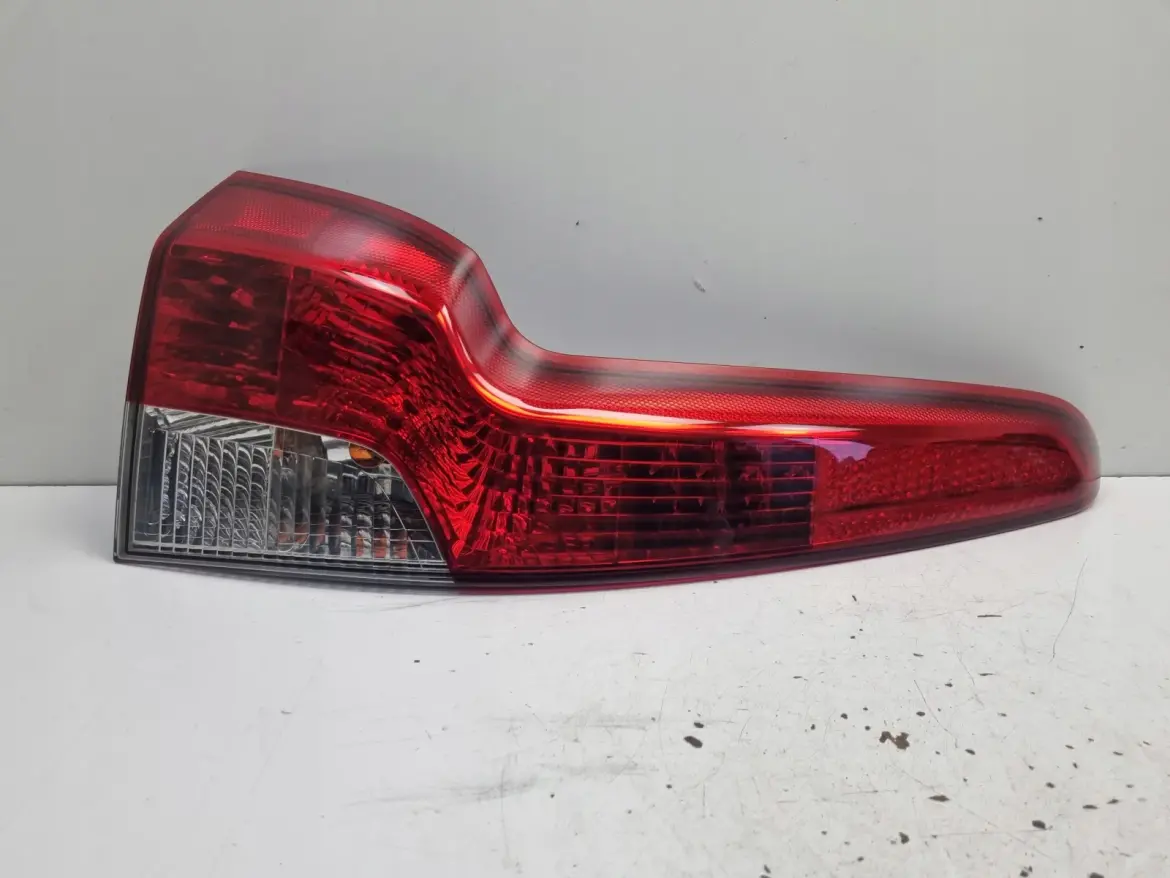 Volvo V50 KOMBI 07-12r LIFT TYLNIA TYLNA LAMPA LEWA lewy tył 30744541