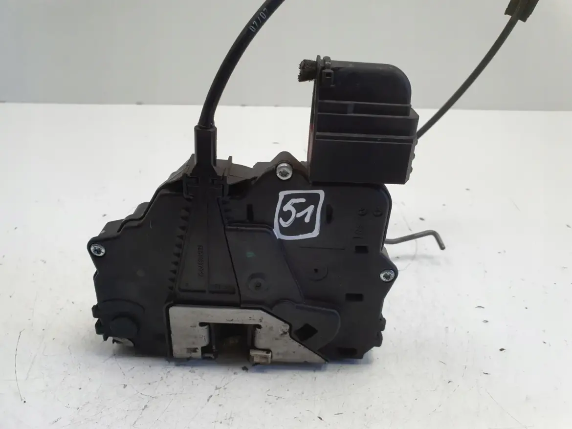 Opel Corsa D ZAMEK DRZWI prawy przód Pasażera 13258279 EN