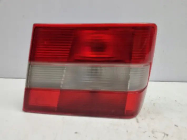 Volvo 940 960 TYLNA LAMPA PRAWA W KLAPĘ prawy tył