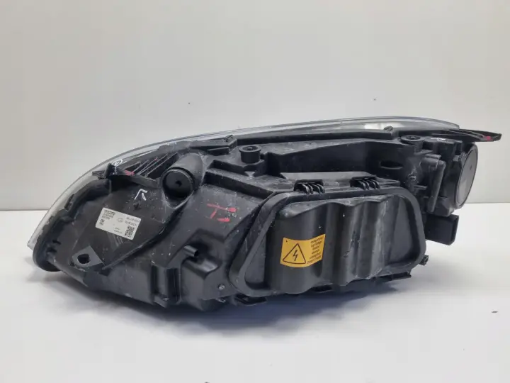 Volvo V40 II 12-16r PRZEDNIA LAMPA PRAWA prawy przód EUROPA 31420008