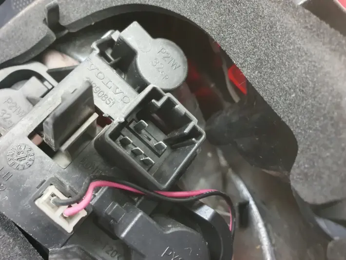Volvo V40 II 12-16r TYLNIA TYLNA LAMPA LEWA lewy tył 31395844