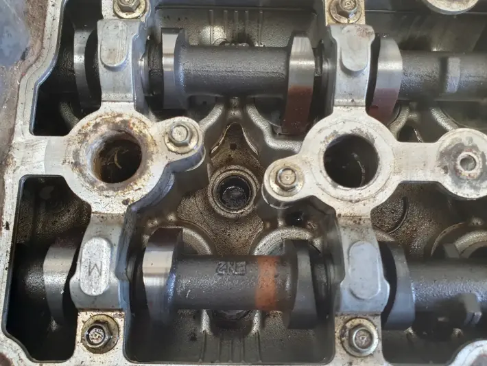 Nissan Qashqai 2.0 16V GŁOWICA CYLINDRÓW wałki