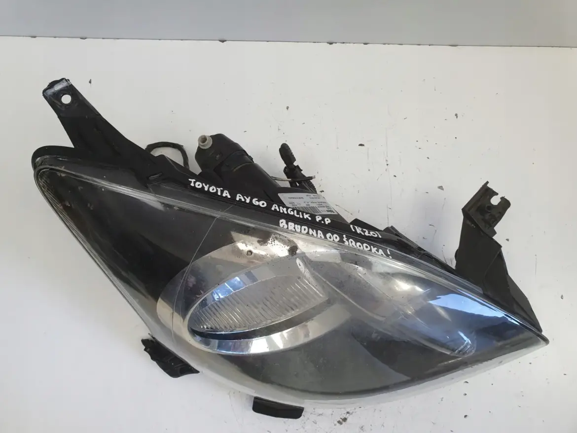 Toyota Aygo I 05-14 PRZEDNIA LAMPA PRAWA prawy przód anglik 89530381