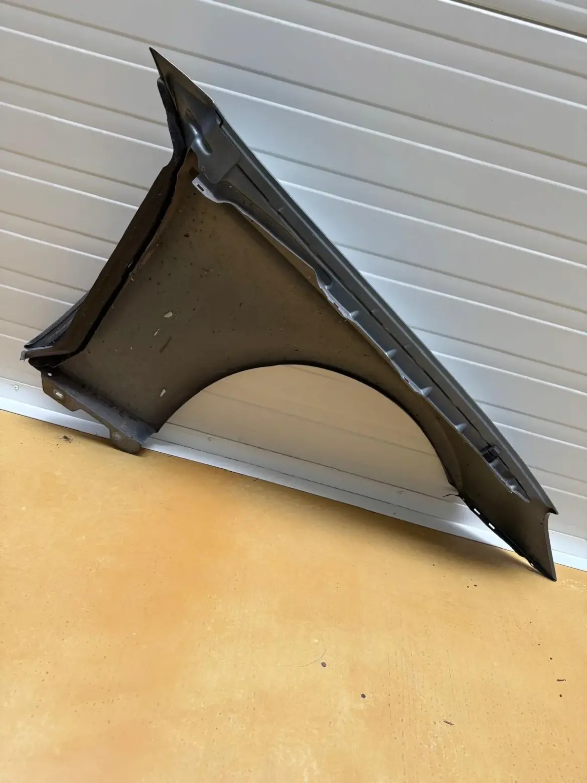 Mercedes CLS C219 04-10r PRZEDNI BŁOTNIK LEWY PRZÓD kierowcy