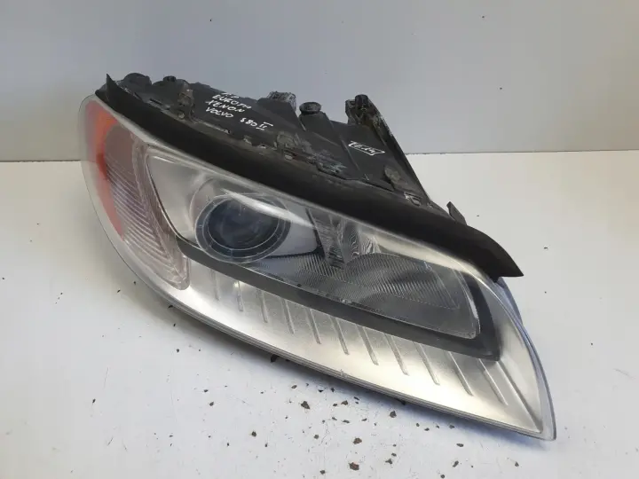 Volvo V70 III XC70 S80 II XENON PRZEDNIA LAMPA PRAWA prawy przód 31214348