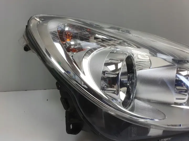 Opel Corsa D PRZEDNIA LAMPA PRAWA prawy przód anglik 93189360