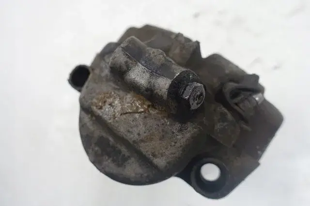 BMW F10 F11 2.0 D PRZEDNI ZACISK HAMULCOWY lewy