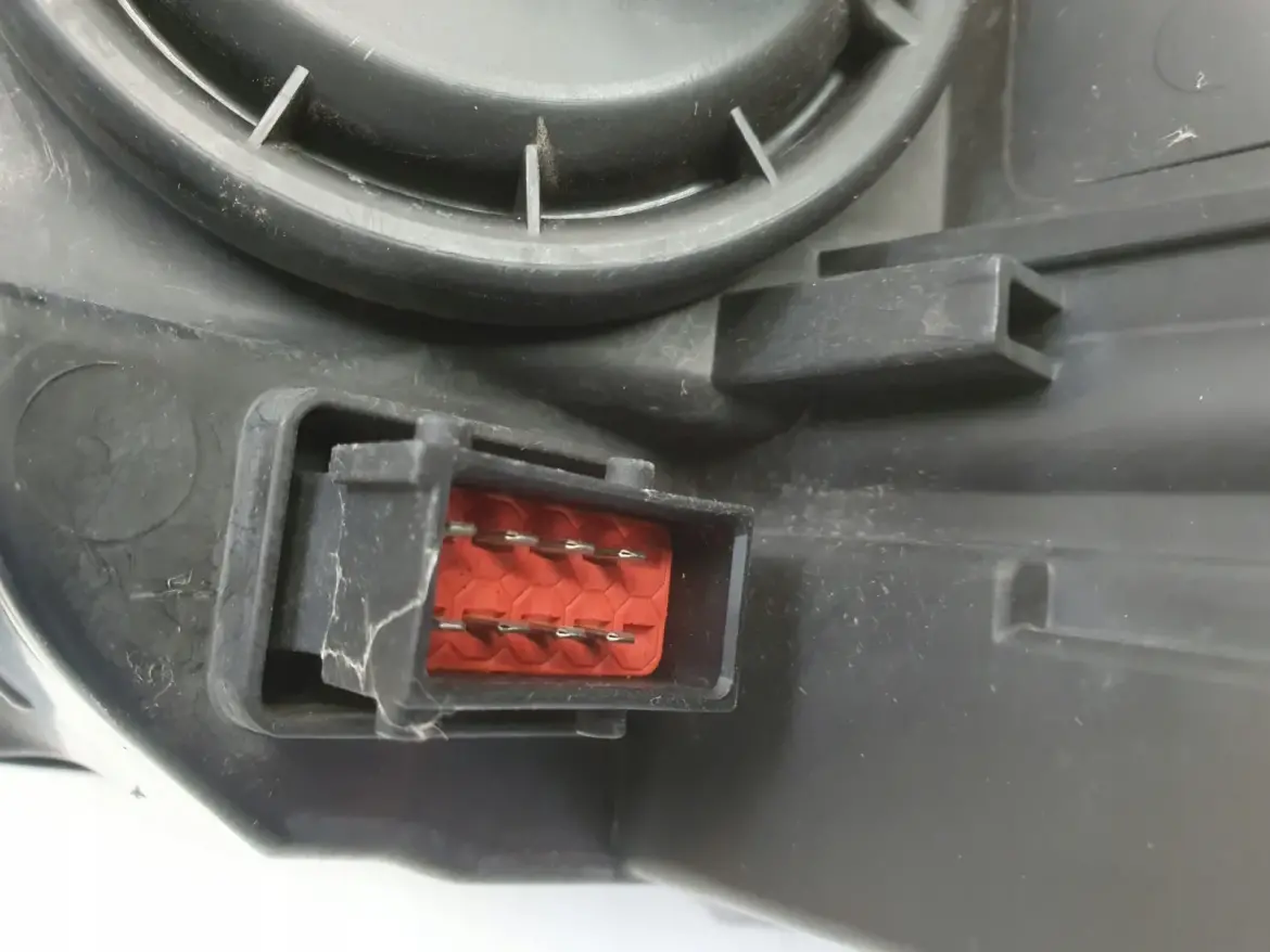 Opel Astra J IV PRZEDNIA LAMPA PRAWA prawy przód anglik Ciemny klosz