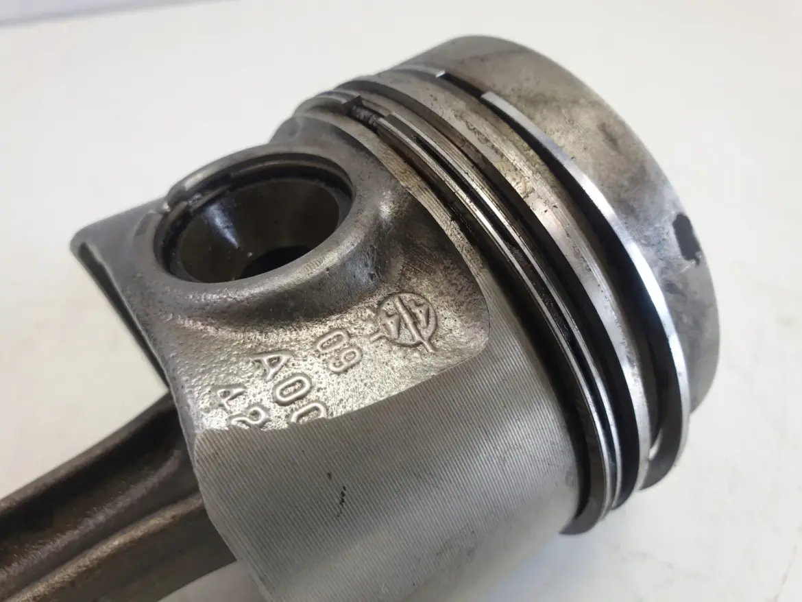 Audi A3 II 8P 1.6 TDI TŁOK KORBOWÓD