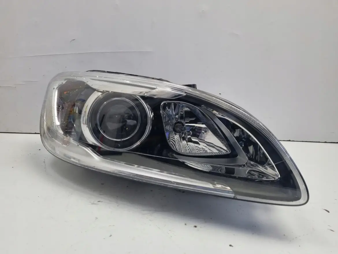Volvo V60 S60 II LIFT PRZEDNIA LAMPA PRAWA prawy przód XENON 31698819