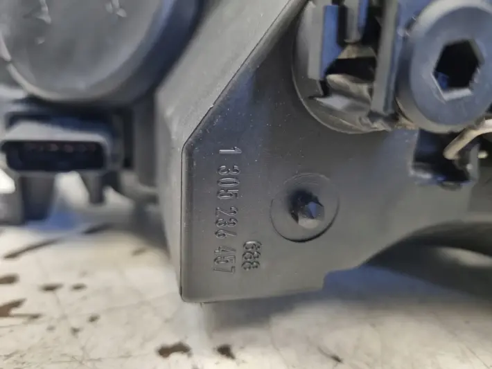 Renault Megane III 08-12r PRZEDNIA LAMPA PRAWA PRAWY PRZÓD 260100017R