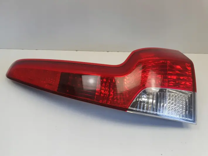 Volvo V50 KOMBI 07-12r LIFT TYLNIA TYLNA LAMPA PRAWA prawy tył 30763512