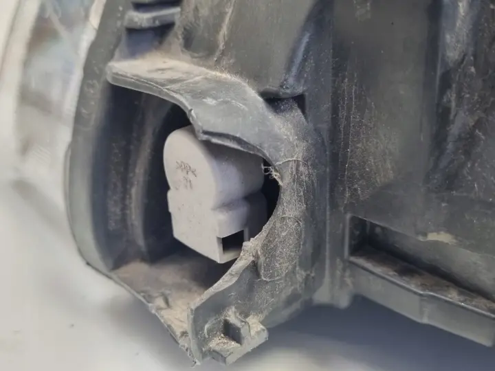 Volvo V60 S60 II LIFT PRZEDNIA LAMPA PRAWA prawy przód XENON 31698819