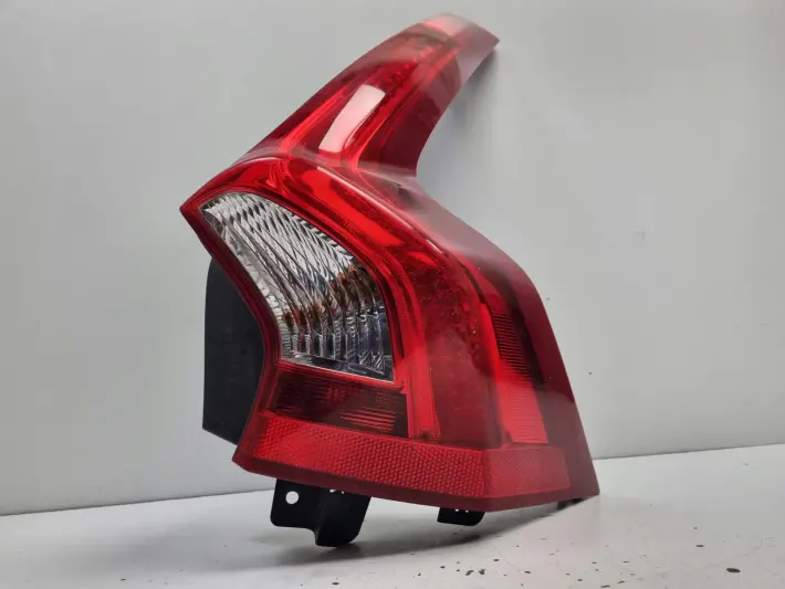 Volvo V60 LIFT 13-18r TYLNIA TYLNA LAMPA PRAWA prawy tył 31395929