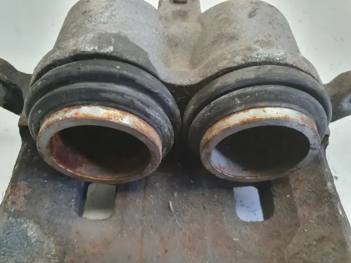 Nissan X-Trail T30 PRZEDNI ZACISK HAMULCOWY lewy przód KIEROWCY