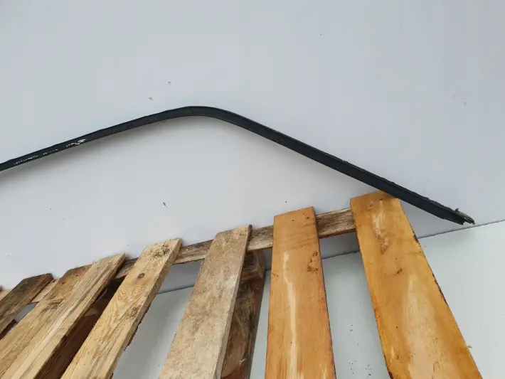 Mercedes W126 C126 SEC LISTWA SZYBY PRAWA PRZEDNIA