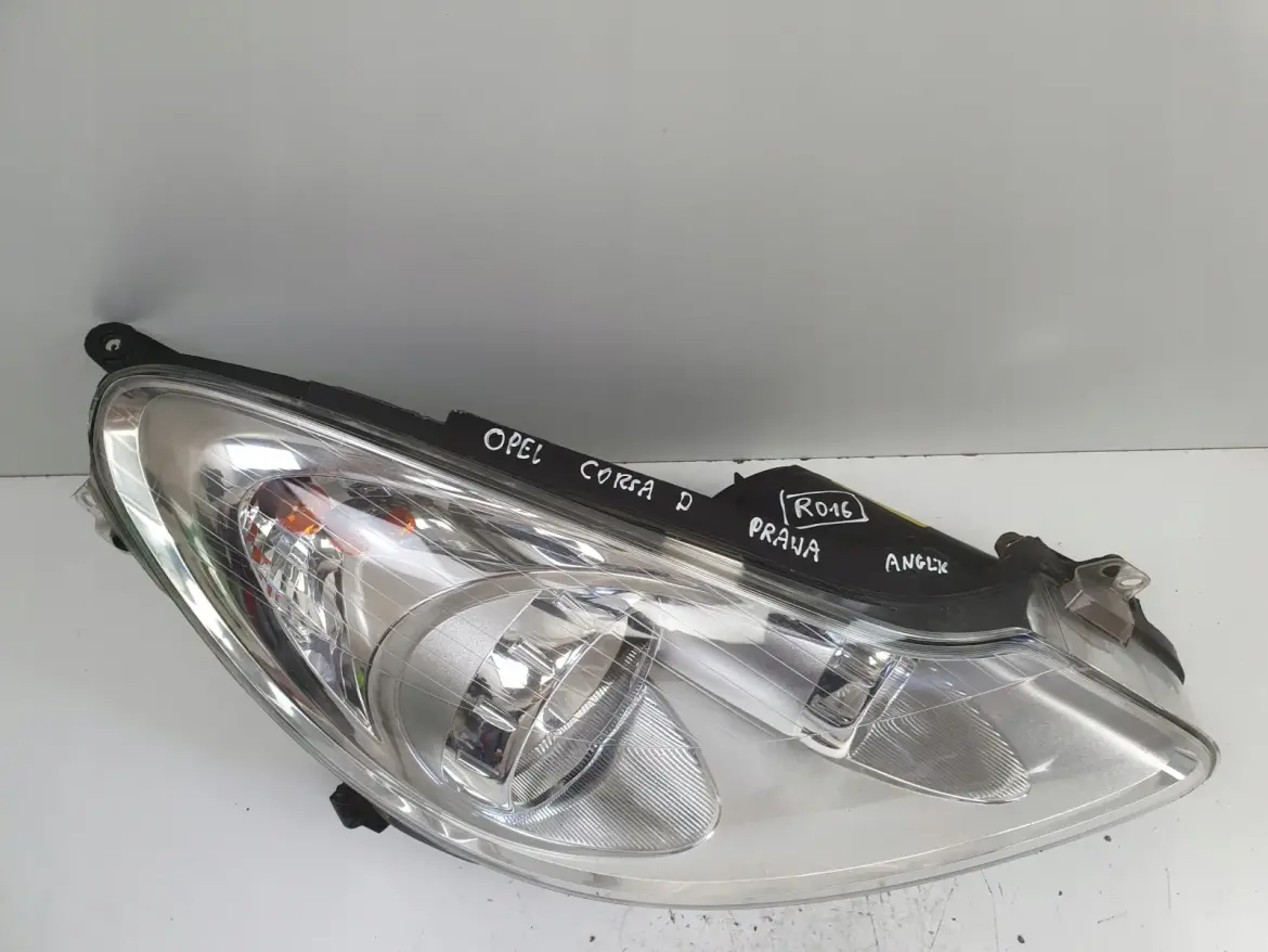Opel Corsa D PRZEDNIA LAMPA PRAWA prawy przód anglik 93189360