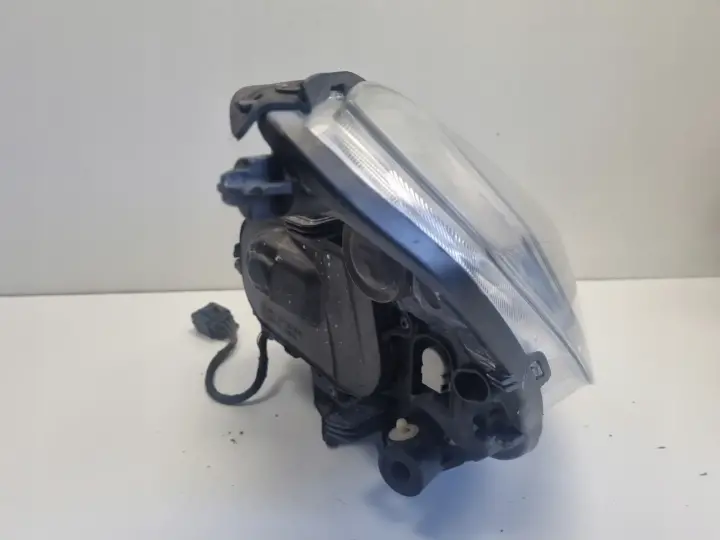 Volvo V60 S60 II PRZEDNIA LAMPA PRAWA prawy przód XENON EUROPA 31299991