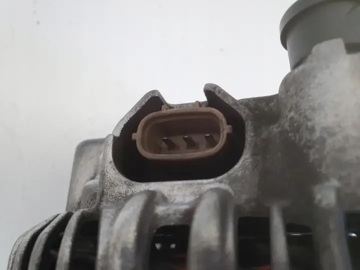 Subaru Legacy IV 2.0 B ALTERNATOR 23700AA521