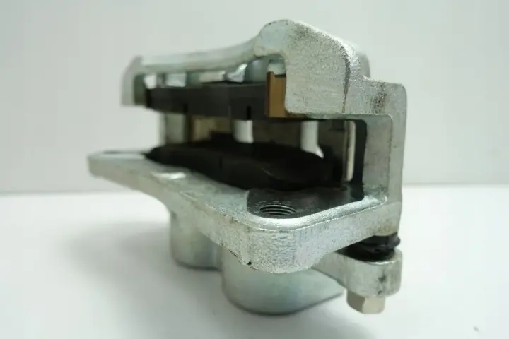 Kia Carnival I 2.9 CRDI PRZEDNI ZACISK HAMULCOWY